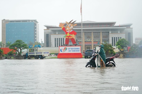 Bắc Ninh, Bắc Giang ngập lênh láng, ôtô chìm trong nước - Ảnh 5. Bắc Ninh, Bắc Giang ngập lênh láng, ôtô chìm trong nước - Ảnh 5.