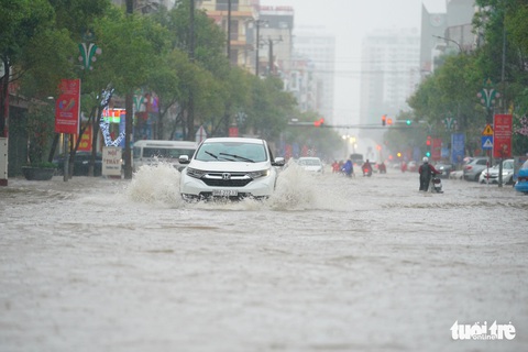 Bắc Ninh, Bắc Giang ngập lênh láng, ôtô chìm trong nước - Ảnh 6. Bắc Ninh, Bắc Giang ngập lênh láng, ôtô chìm trong nước - Ảnh 6.