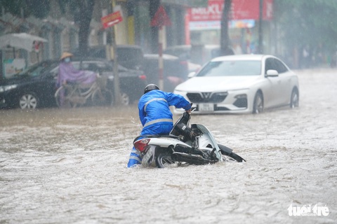 Bắc Ninh, Bắc Giang ngập lênh láng, ôtô chìm trong nước - Ảnh 7. Bắc Ninh, Bắc Giang ngập lênh láng, ôtô chìm trong nước - Ảnh 7.