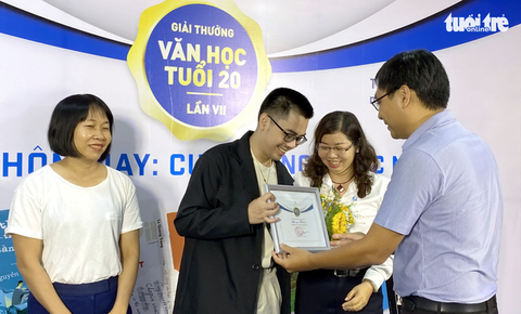 Vụn ký ức và Nửa lời chưa nói đoạt giải nhì Văn học tuổi 20 - Ảnh 1. Vụn ký ức và Nửa lời chưa nói đoạt giải nhì Văn học tuổi 20 - Ảnh 1.