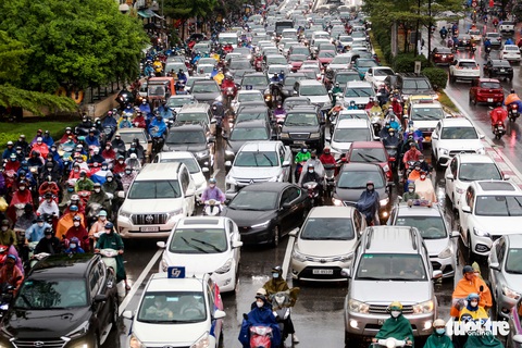 Nhiều tuyến đường Hà Nội ùn tắc nghiêm trọng trong mưa rả rích - Ảnh 2. Nhiều tuyến đường Hà Nội ùn tắc nghiêm trọng trong mưa rả rích - Ảnh 2.