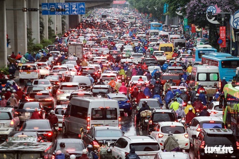 Nhiều tuyến đường Hà Nội ùn tắc nghiêm trọng trong mưa rả rích - Ảnh 1. Nhiều tuyến đường Hà Nội ùn tắc nghiêm trọng trong mưa rả rích - Ảnh 1.