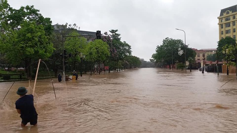 Vĩnh Phúc: Nhiều nơi chìm sâu trong nước, dân ra đường bắt cá, học sinh nghỉ học - Ảnh 7. Vĩnh Phúc: Nhiều nơi chìm sâu trong nước, dân ra đường bắt cá, học sinh nghỉ học - Ảnh 7.