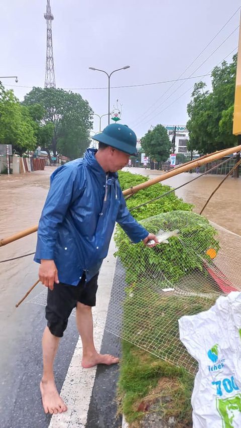 Vĩnh Phúc: Nhiều nơi chìm sâu trong nước, dân ra đường bắt cá, học sinh nghỉ học - Ảnh 8. Vĩnh Phúc: Nhiều nơi chìm sâu trong nước, dân ra đường bắt cá, học sinh nghỉ học - Ảnh 8.