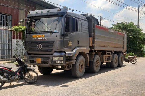 Xe chở đá chạy ầm ầm trên đường cấm, dân chặn xe, báo CSGT - Ảnh 1. Xe chở đá chạy ầm ầm trên đường cấm, dân chặn xe, báo CSGT - Ảnh 1.