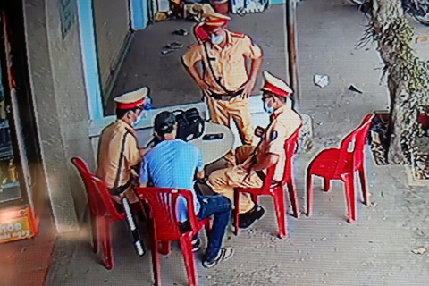 Xe chở đá chạy ầm ầm trên đường cấm, dân chặn xe, báo CSGT - Ảnh 2. Xe chở đá chạy ầm ầm trên đường cấm, dân chặn xe, báo CSGT - Ảnh 2.