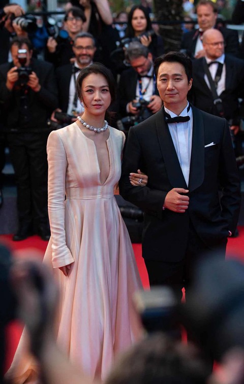 Thang Duy tái xuất quyến rũ trên thảm đỏ Cannes - Ảnh 1. Thang Duy tái xuất quyến rũ trên thảm đỏ Cannes - Ảnh 1.