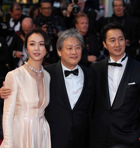 Thang Duy tái xuất quyến rũ trên thảm đỏ Cannes - Ảnh 2. Thang Duy tái xuất quyến rũ trên thảm đỏ Cannes - Ảnh 2.
