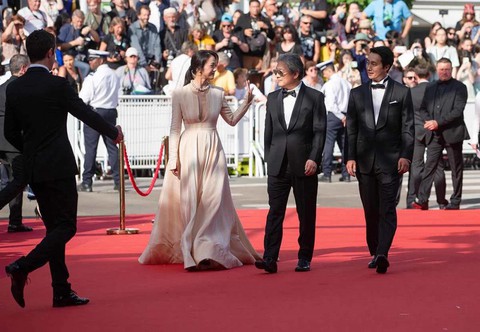 Thang Duy tái xuất quyến rũ trên thảm đỏ Cannes - Ảnh 3. Thang Duy tái xuất quyến rũ trên thảm đỏ Cannes - Ảnh 3.