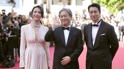 Thang Duy tái xuất quyến rũ trên thảm đỏ Cannes - Ảnh 4. Thang Duy tái xuất quyến rũ trên thảm đỏ Cannes - Ảnh 4.