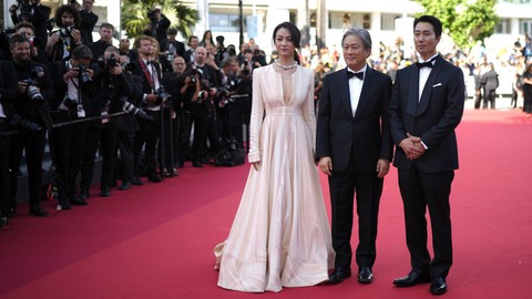 Thang Duy tái xuất quyến rũ trên thảm đỏ Cannes - Ảnh 5. Thang Duy tái xuất quyến rũ trên thảm đỏ Cannes - Ảnh 5.