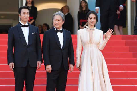 Thang Duy tái xuất quyến rũ trên thảm đỏ Cannes - Ảnh 6. Thang Duy tái xuất quyến rũ trên thảm đỏ Cannes - Ảnh 6.