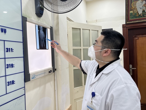 Vừa chơi điện tử vừa sạc pin, người đàn ông bị nát bàn tay - Ảnh 1. Vừa chơi điện tử vừa sạc pin, người đàn ông bị nát bàn tay - Ảnh 1.