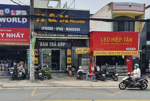 Truy tìm hai thanh niên đi xe hơi đột nhập tiệm điện thoại, trộm nhiều tài sản - Ảnh 1. Truy tìm hai thanh niên đi xe hơi đột nhập tiệm điện thoại, trộm nhiều tài sản - Ảnh 1.