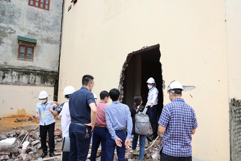 Hà Nội: Phá dỡ ngôi nhà xây dựng sai phép tại số 84 đường Láng - Ảnh 3. Hà Nội: Phá dỡ ngôi nhà xây dựng sai phép tại số 84 đường Láng - Ảnh 3.