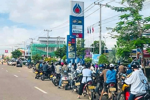 Lào kêu gọi người dân hạn chế đi lại để tiết kiệm nhiên liệu - Ảnh 1. Lào kêu gọi người dân hạn chế đi lại để tiết kiệm nhiên liệu - Ảnh 1.