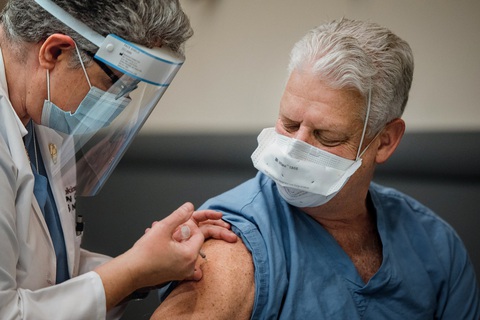 Mũi thứ 4 vaccine mRNA ngừa COVID-19 có thể tăng gấp đôi kháng thể - Ảnh 1. Mũi thứ 4 vaccine mRNA ngừa COVID-19 có thể tăng gấp đôi kháng thể - Ảnh 1.