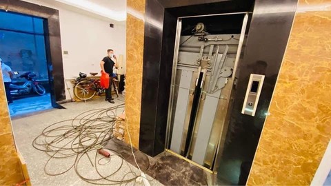 Hà Nội: Rơi thang máy nhà 7 tầng cho thuê, 2 người tử vong - Ảnh 1. Hà Nội: Rơi thang máy nhà 7 tầng cho thuê, 2 người tử vong - Ảnh 1.