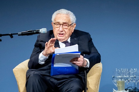 Ukraine gọi ông Kissinger là ‘kẻ hoảng loạn ở Davos’ vì kêu gọi Kiev nhường lãnh thổ cho Nga - Ảnh 1. Ukraine gọi ông Kissinger là ‘kẻ hoảng loạn ở Davos’ vì kêu gọi Kiev nhường lãnh thổ cho Nga - Ảnh 1.