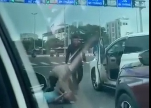 Người đánh dã man tài xế giữa đường phố Đà Nẵng bị bắt giữ khi trốn ở Hải Dương - Ảnh 1. Người đánh dã man tài xế giữa đường phố Đà Nẵng bị bắt giữ khi trốn ở Hải Dương - Ảnh 1.