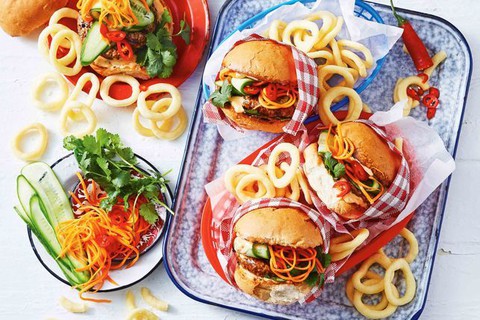 Người Úc dạy làm món burger Tây lai với bánh mì kẹp thịt ở Việt Nam - Ảnh 1. Người Úc dạy làm món burger Tây lai với bánh mì kẹp thịt ở Việt Nam - Ảnh 1.