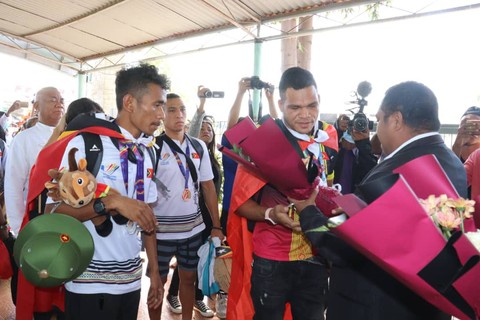 Các người hùng Timor-Leste cầm theo nón lá, quốc kỳ Việt Nam ăn mừng tại quê nhà - Ảnh 1. Các người hùng Timor-Leste cầm theo nón lá, quốc kỳ Việt Nam ăn mừng tại quê nhà - Ảnh 1.
