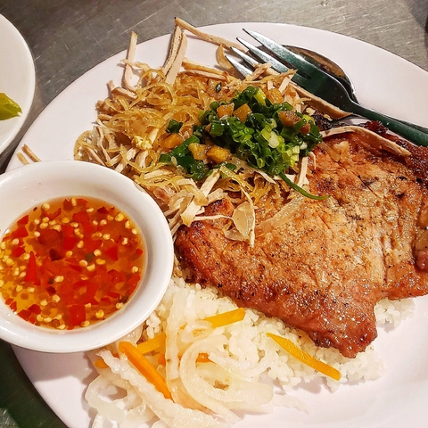 Tôi từng ăn cơm tấm Sài Gòn để bớt... đói - Ảnh 1. Tôi từng ăn cơm tấm Sài Gòn để bớt... đói - Ảnh 1.