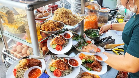 5 món ăn Việt vào top 100 món ăn đường phố châu Á ngon nhất- Ảnh 2. Một hàng cơm tấm ở TP.HCM - Ảnh: TTO
