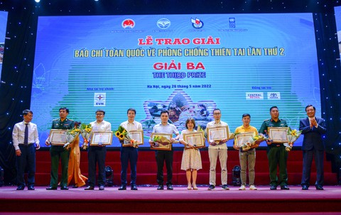 Báo Tuổi Trẻ đoạt 2 giải báo chí viết về phòng chống thiên tai - Ảnh 1. Báo Tuổi Trẻ đoạt 2 giải báo chí viết về phòng chống thiên tai - Ảnh 1.