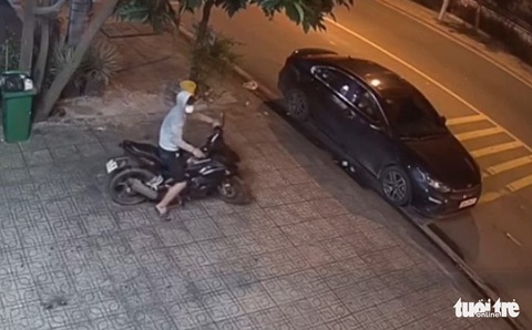 Đầu tư xe hơi, một đêm trộm cả tỉ đồng, xong còn lịch sự đóng cửa cuốn nhà khổ chủ - Ảnh 3. Đầu tư xe hơi, một đêm trộm cả tỉ đồng, xong còn lịch sự đóng cửa cuốn nhà khổ chủ - Ảnh 3.