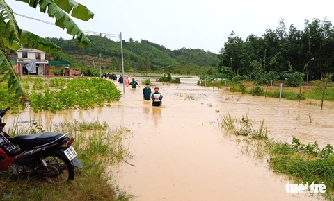 Phía nam Lâm Đồng ngập nặng chỉ sau một trận mưa - Ảnh 1. Phía nam Lâm Đồng ngập nặng chỉ sau một trận mưa - Ảnh 1.