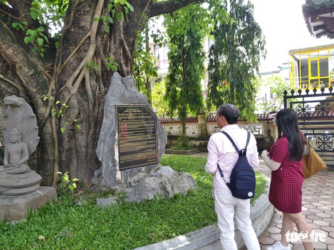 Bia trong chùa Từ Đàm ghi sai tên vua Thiệu Trị - Ảnh 1. Bia trong chùa Từ Đàm ghi sai tên vua Thiệu Trị - Ảnh 1.