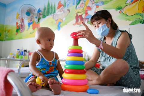 Bệnh nhi ung thư Đà Nẵng nhận quà Ước mơ của Thúy - Ảnh 3. Bệnh nhi ung thư Đà Nẵng nhận quà Ước mơ của Thúy - Ảnh 3.