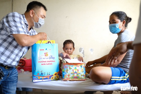 Bệnh nhi ung thư Đà Nẵng nhận quà Ước mơ của Thúy - Ảnh 2. Bệnh nhi ung thư Đà Nẵng nhận quà Ước mơ của Thúy - Ảnh 2.