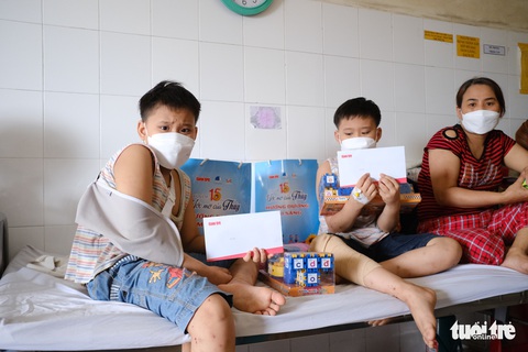 Bệnh nhi ung thư Đà Nẵng nhận quà Ước mơ của Thúy - Ảnh 5. Bệnh nhi ung thư Đà Nẵng nhận quà Ước mơ của Thúy - Ảnh 5.