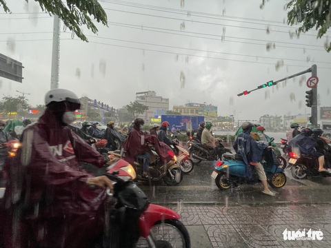 Sáng nay 26-5, mây dông đang kéo về Đông Nam Bộ - Ảnh 1. Sáng nay 26-5, mây dông đang kéo về Đông Nam Bộ - Ảnh 1.
