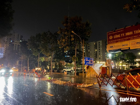 Sài Gòn đêm dông 26-5 - Ảnh 3. Sài Gòn đêm dông 26-5 - Ảnh 3.