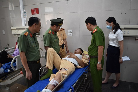 Thiếu tá cảnh sát giao thông bị xe vượt đèn đỏ tông gục, phải đưa cấp cứu - Ảnh 1. Thiếu tá cảnh sát giao thông bị xe vượt đèn đỏ tông gục, phải đưa cấp cứu - Ảnh 1.