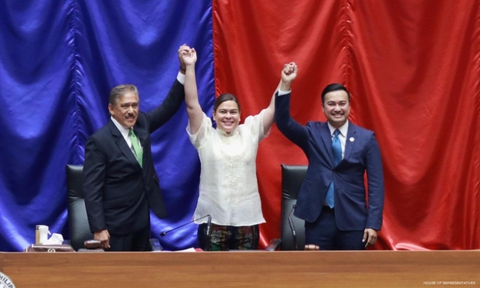 Con gái ông Duterte chính thức trở thành phó tổng thống thứ 15 của Philippines - Ảnh 1. Con gái ông Duterte chính thức trở thành phó tổng thống thứ 15 của Philippines - Ảnh 1.