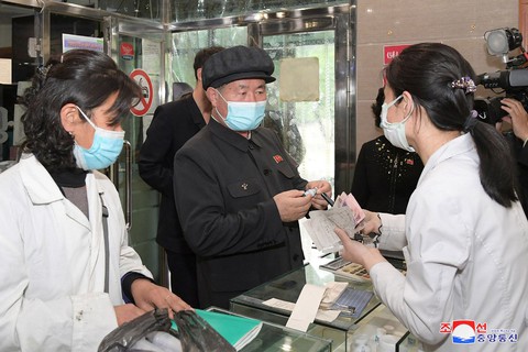 Triều Tiên xét nghiệm nước sông, hồ để phòng chống dịch COVID-19 - Ảnh 1. Triều Tiên xét nghiệm nước sông, hồ để phòng chống dịch COVID-19 - Ảnh 1.