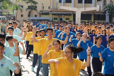 TP.HCM: không ghi hình thức kỉ luật vào học bạ học sinh - Ảnh 1. Học sinh Trường THPT chuyên Trần Đại Nghĩa, TP.HCM tập thể dục giữa giờ. Đây là một trong những trường đã thực hiện nhiều giải pháp để hướng đến trường học hạnh phúc - Ảnh: H.HG.