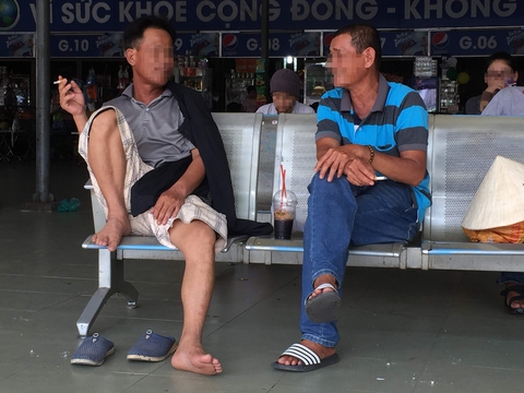 Xử phạt hút thuốc lá điểm giao thông công cộng: 4 tháng phạt được... 5 người - Ảnh 1. Xử phạt hút thuốc lá điểm giao thông công cộng: 4 tháng phạt được... 5 người - Ảnh 1.