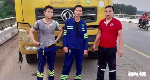 Ba mẹ con nhảy cầu may mắn được cứu kịp - Ảnh 2. Ba mẹ con nhảy cầu may mắn được cứu kịp - Ảnh 2.