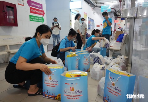 Đi trao quà cho các bệnh nhi nhân Ngày quốc tế thiếu nhi - Ảnh 1. Đi trao quà cho các bệnh nhi nhân Ngày quốc tế thiếu nhi - Ảnh 1.
