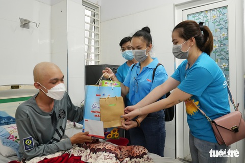 Đi trao quà cho các bệnh nhi nhân Ngày quốc tế thiếu nhi - Ảnh 4. Đi trao quà cho các bệnh nhi nhân Ngày quốc tế thiếu nhi - Ảnh 4.