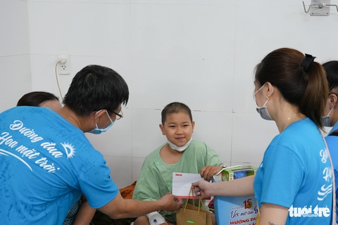 Đi trao quà cho các bệnh nhi nhân Ngày quốc tế thiếu nhi - Ảnh 5. Đi trao quà cho các bệnh nhi nhân Ngày quốc tế thiếu nhi - Ảnh 5.