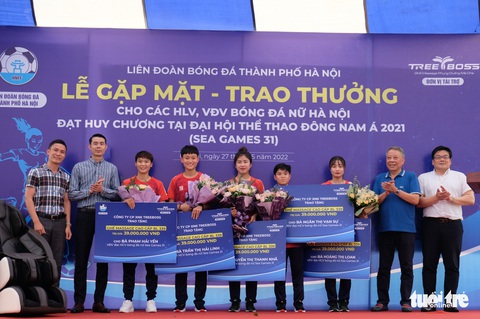 Các nữ tuyển thủ rạng rỡ trong ngày gặp mặt, nhận khen thưởng - Ảnh 3. Các nữ tuyển thủ rạng rỡ trong ngày gặp mặt, nhận khen thưởng - Ảnh 3.