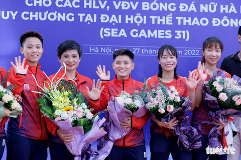 Các nữ tuyển thủ rạng rỡ trong ngày gặp mặt, nhận khen thưởng - Ảnh 4. Các nữ tuyển thủ rạng rỡ trong ngày gặp mặt, nhận khen thưởng - Ảnh 4.