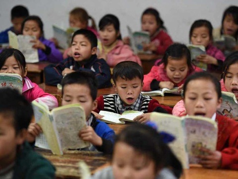 Trung Quốc thu hồi sách giáo khoa tiểu học vì tranh minh họa bị nói khiêu dâm - Ảnh 1. Trung Quốc thu hồi sách giáo khoa tiểu học vì tranh minh họa bị nói khiêu dâm - Ảnh 1.