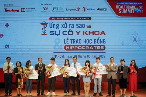 Những học sinh xuất sắc nhận học bổng lời thề ngành Y Hippocrates - Ảnh 1. Những học sinh xuất sắc nhận học bổng lời thề ngành Y Hippocrates - Ảnh 1.